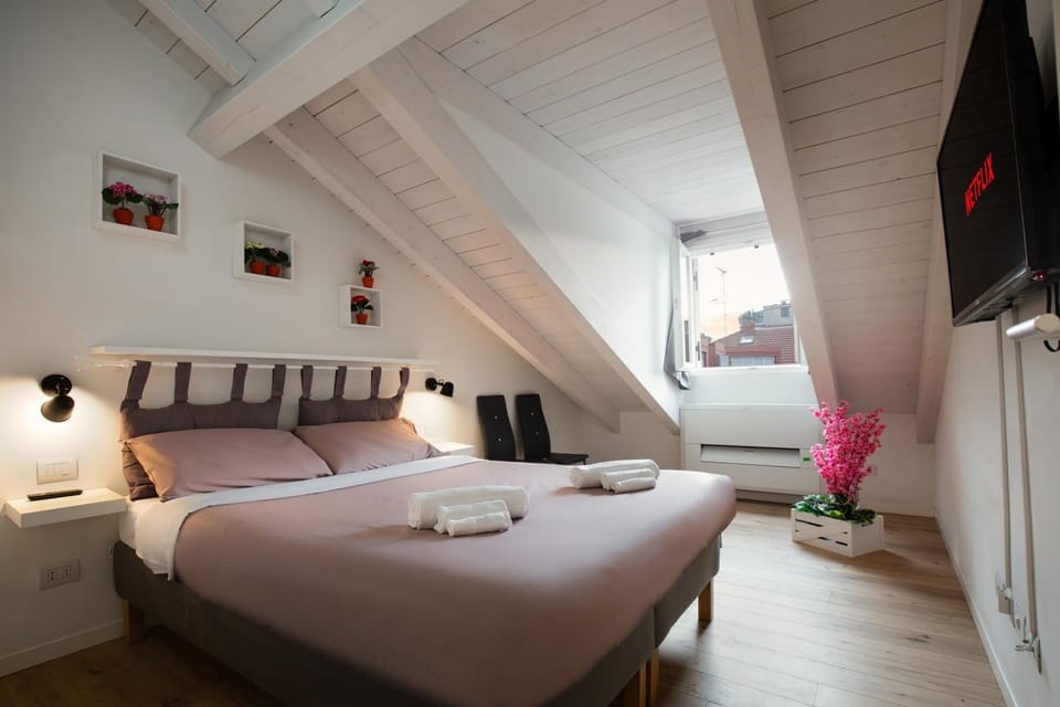 Bed, TV and multimedia, View (from property/room), Bedroom, towels, VIP, wardrobe