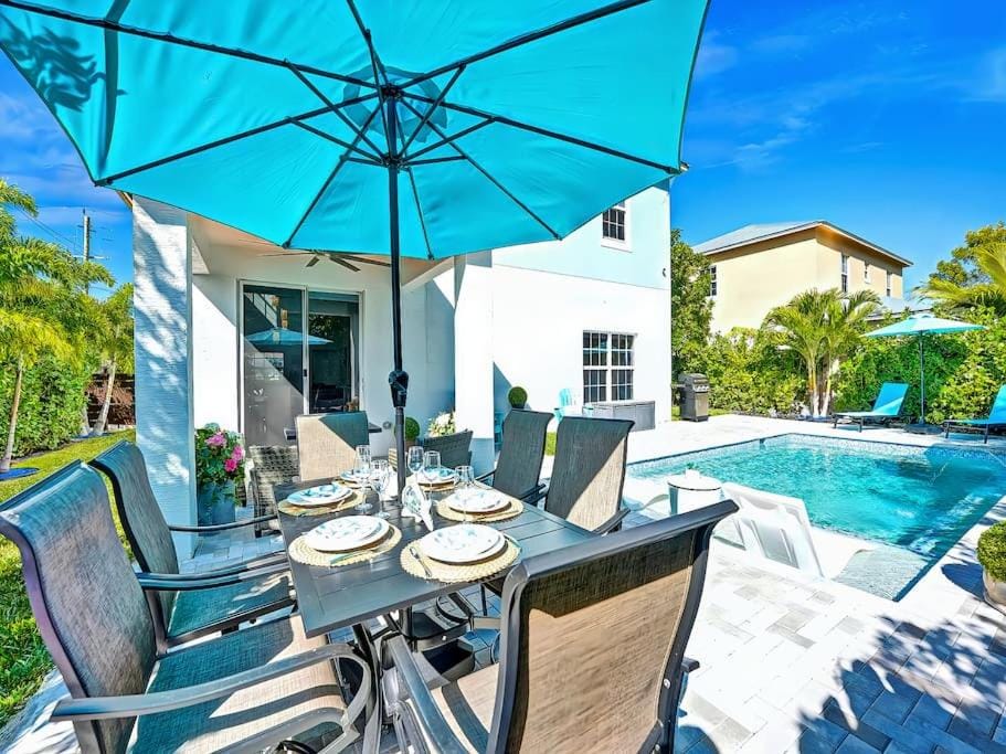 New Designer's Dream Delray Beach Oasis Heated Pool, Large Patio, Close to the Ave House in Delray Beach