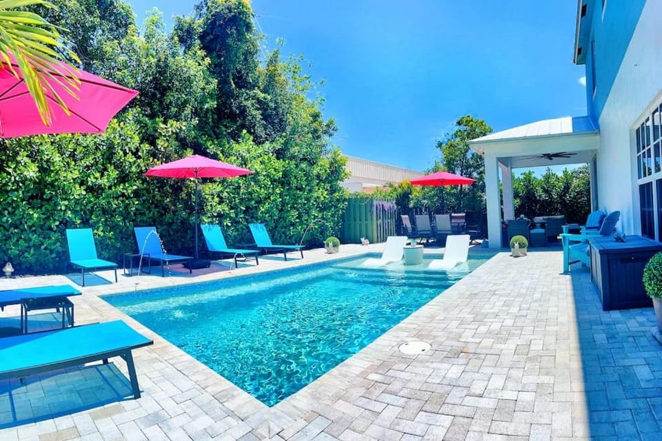 New Designer's Dream Delray Beach Oasis Heated Pool, Large Patio, Close to the Ave House in Delray Beach