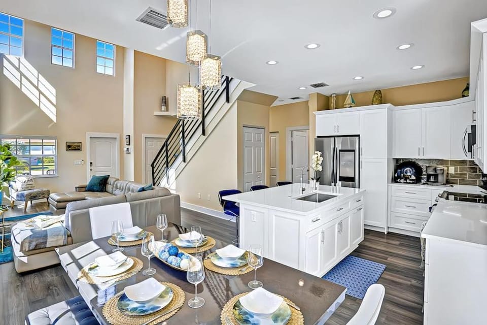 New Designer's Dream Delray Beach Oasis Heated Pool, Large Patio, Close to the Ave House in Delray Beach