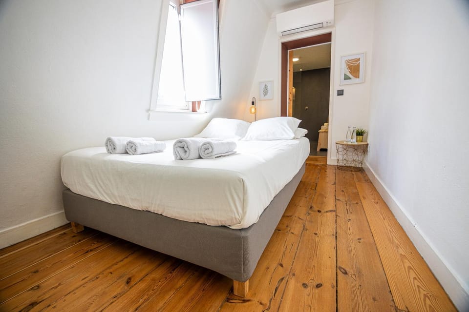 Bed, Bedroom, towels