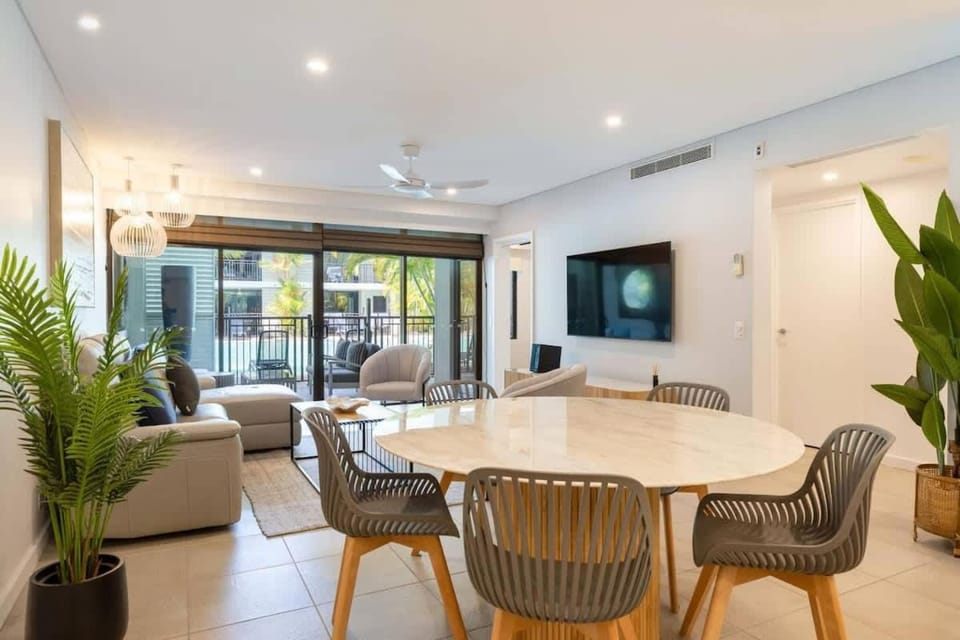 Sunny Swim-out Serenity with Direct Beach Access Apartment in Port Douglas
