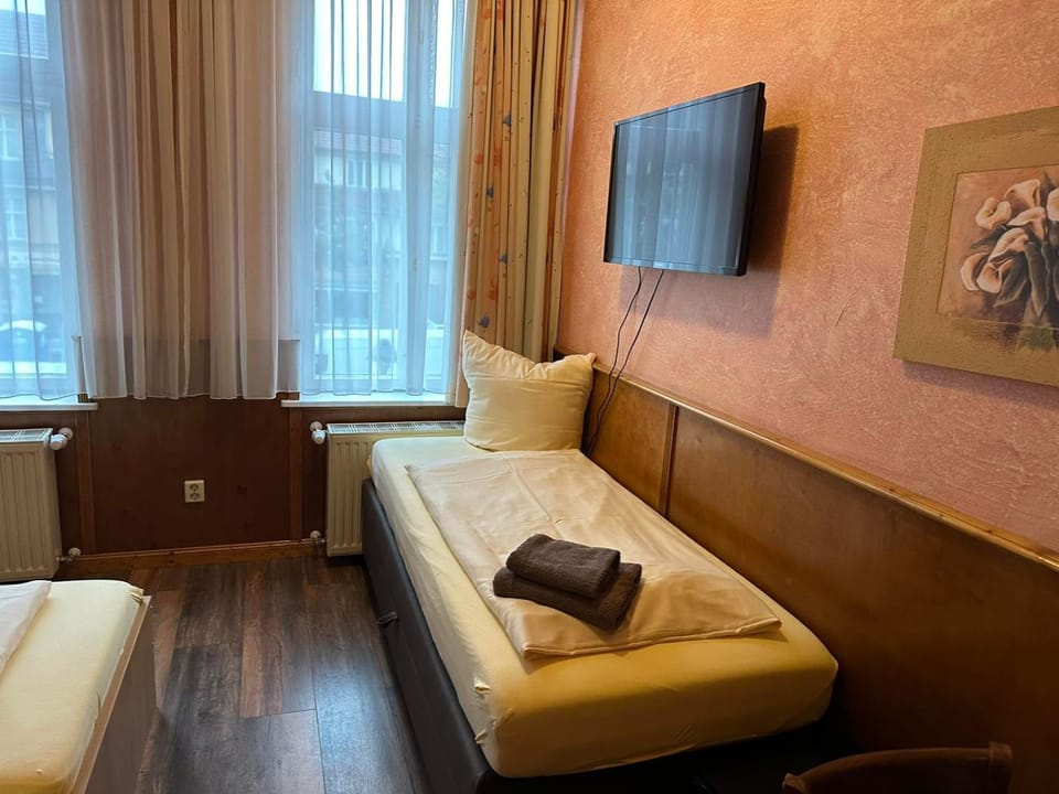 Bed, TV and multimedia, Bedroom, towels