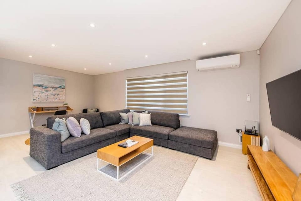7 Royal Family Kensington 4BR 2BTH House in Perth