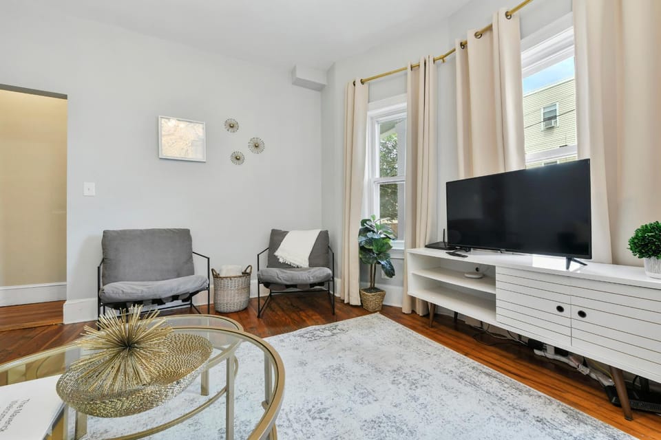 The Maverick Downstairs - Lux Apartment - Close to Downtown Boston & Airport Apartment in Chelsea