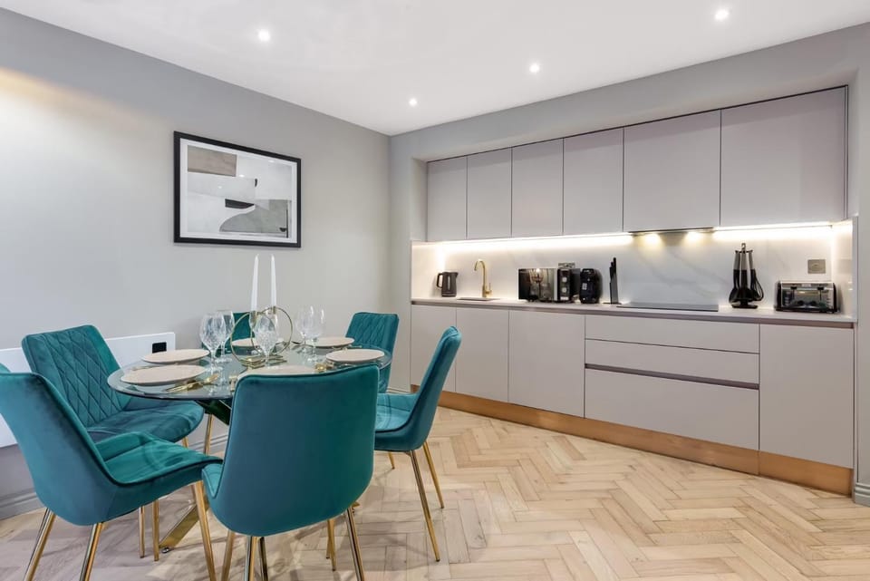 Coffee/tea facilities, Kitchen or kitchenette, Living room, Seating area, Dining area, stove