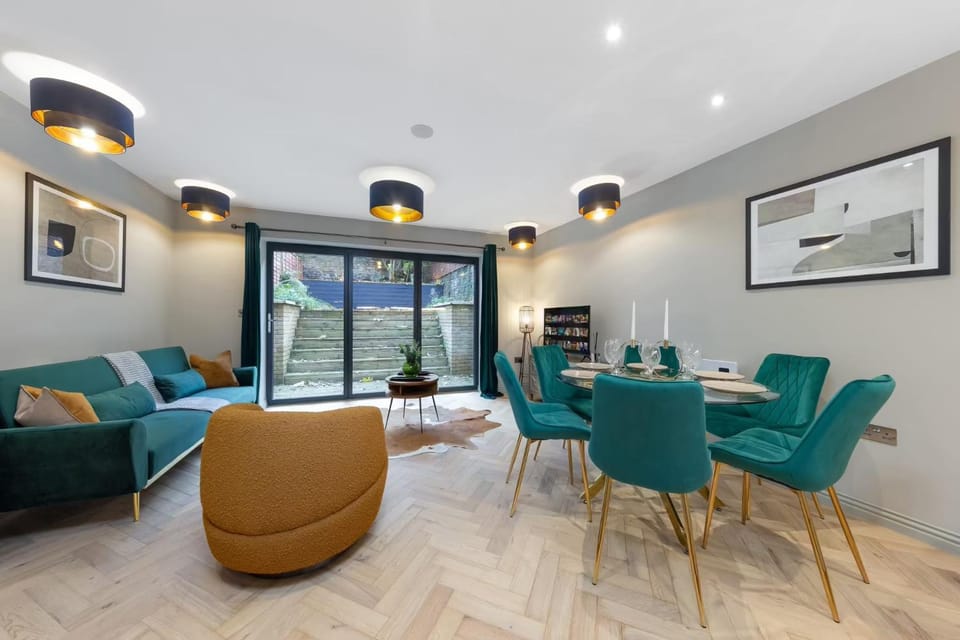 TV and multimedia, Living room, Seating area, Dining area