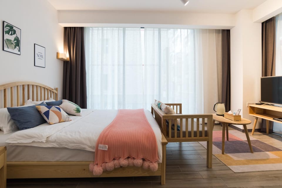 Bed, Living room, Photo of the whole room, Seating area, Bedroom