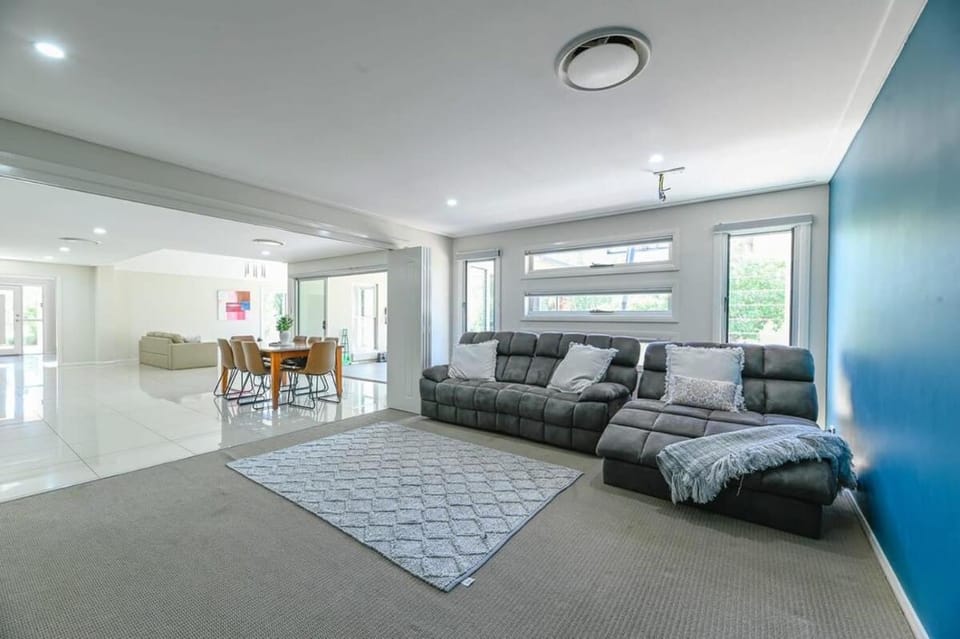 Southlakes Haven - Lake Views, Pet Friendly House in Dubbo