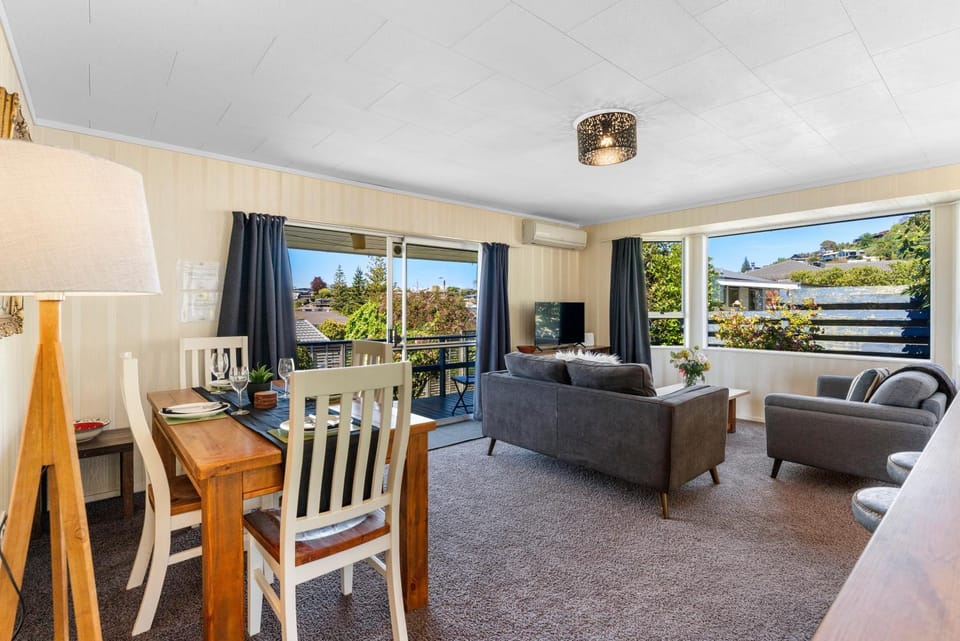 View (from property/room), Balcony/Terrace, Living room, Seating area, Dining area