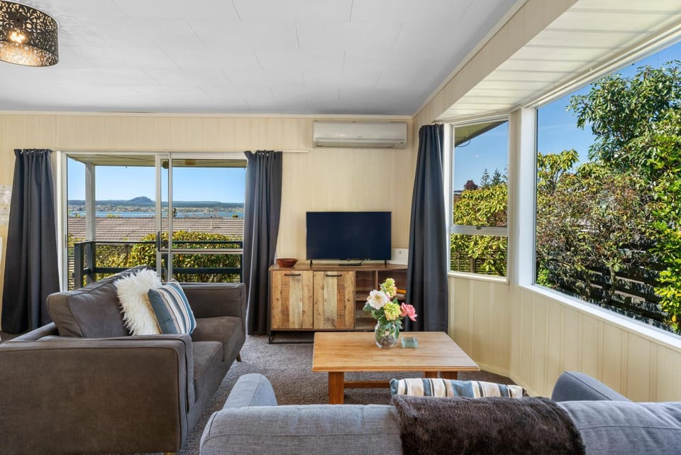 Day, TV and multimedia, View (from property/room), Balcony/Terrace, Living room, Seating area