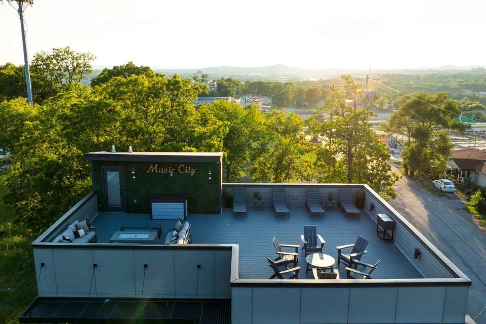 Modern Stunner 5 min to DT Hot Tub Rooftop Views House in East Nashville