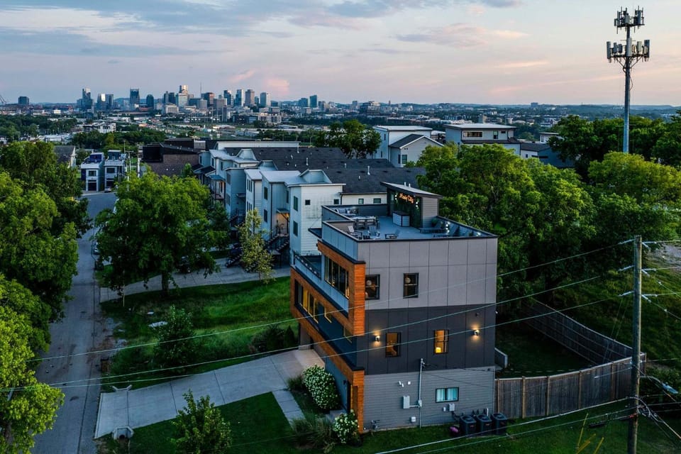 Modern Stunner 5 min to DT Hot Tub Rooftop Views House in East Nashville