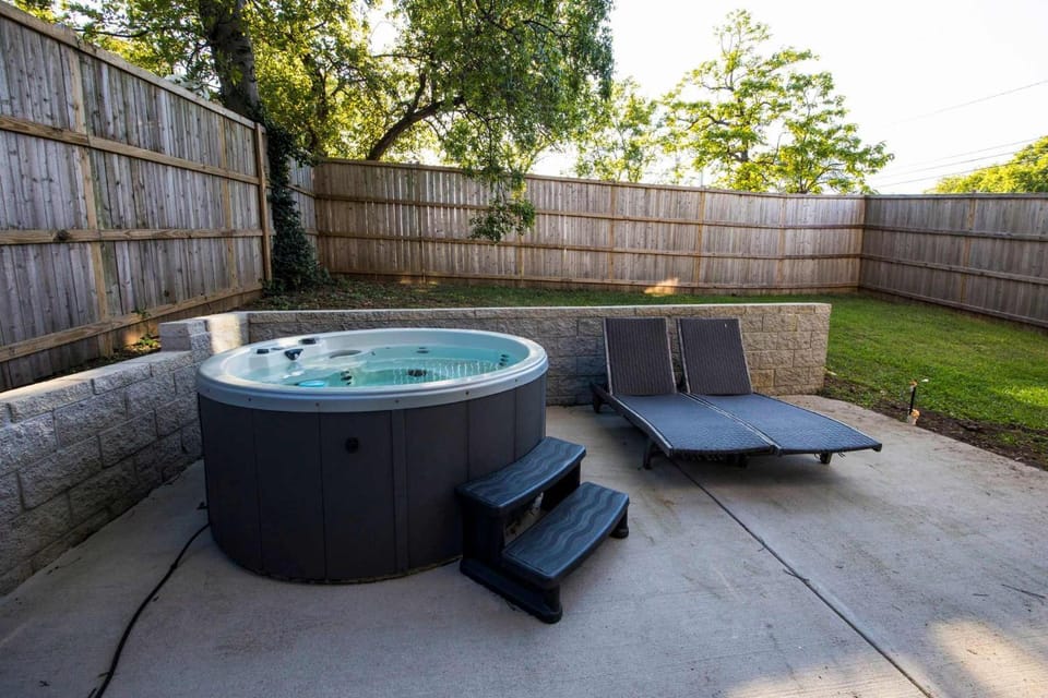 Modern Stunner 5 min to DT Hot Tub Rooftop Views House in East Nashville