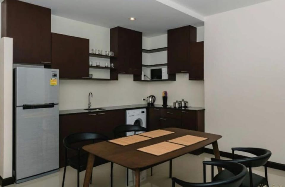 Kitchen or kitchenette, Dining area, stove