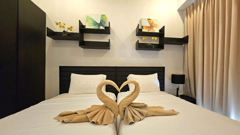 Bed, Bedroom, towels