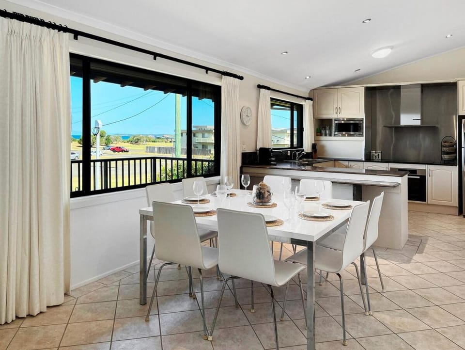 Family Getaway Opposite Warilla Beach House in Wollongong