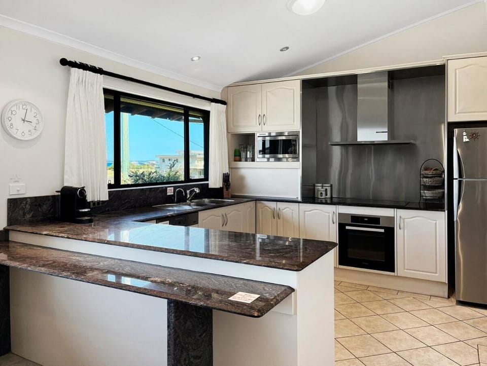 Family Getaway Opposite Warilla Beach House in Wollongong
