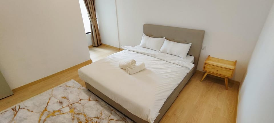 Bed, Photo of the whole room, Bedroom, towels