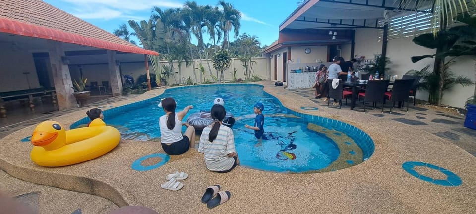 บ้านเพื่อน 44 พลูวิวล่า Villa in Chon Buri Changwat