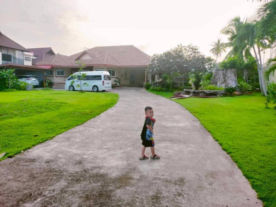 บ้านเพื่อน 44 พลูวิวล่า Villa in Chon Buri Changwat