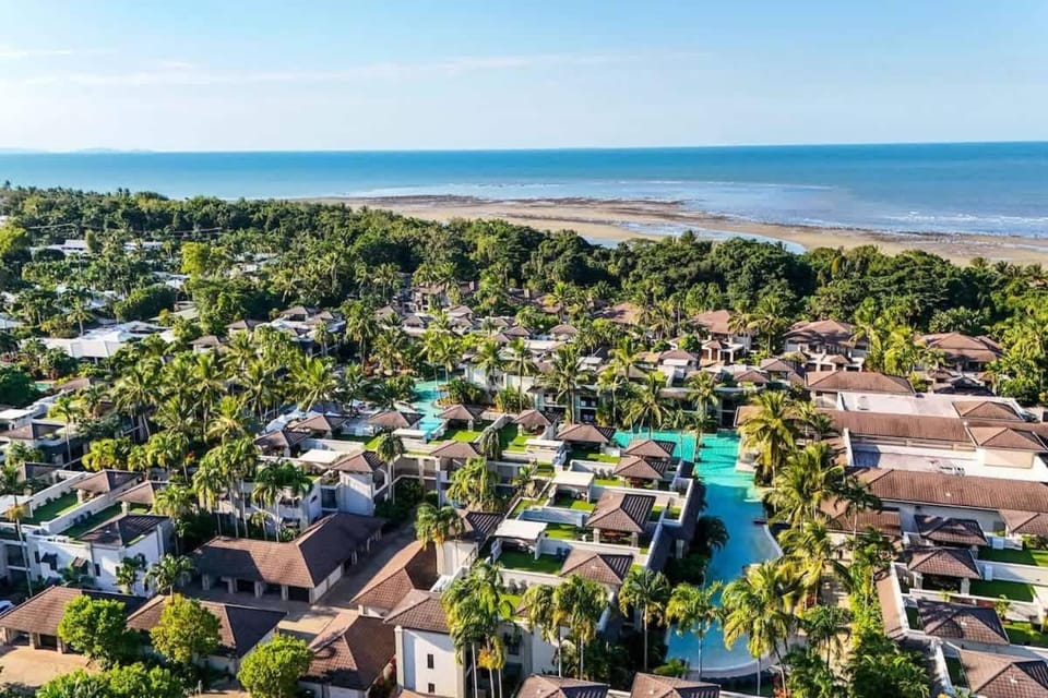 Resort-style Swim Out - A Poolside Oasis Apartment in Port Douglas