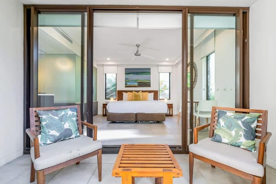 Resort-style Swim Out - A Poolside Oasis Apartment in Port Douglas