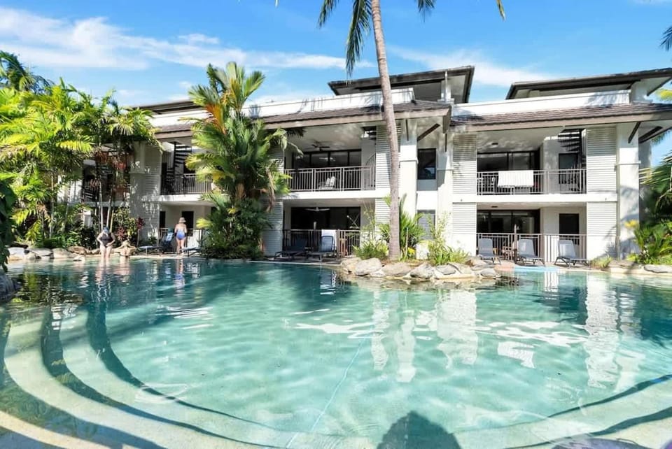 Resort-style Swim Out - A Poolside Oasis Apartment in Port Douglas