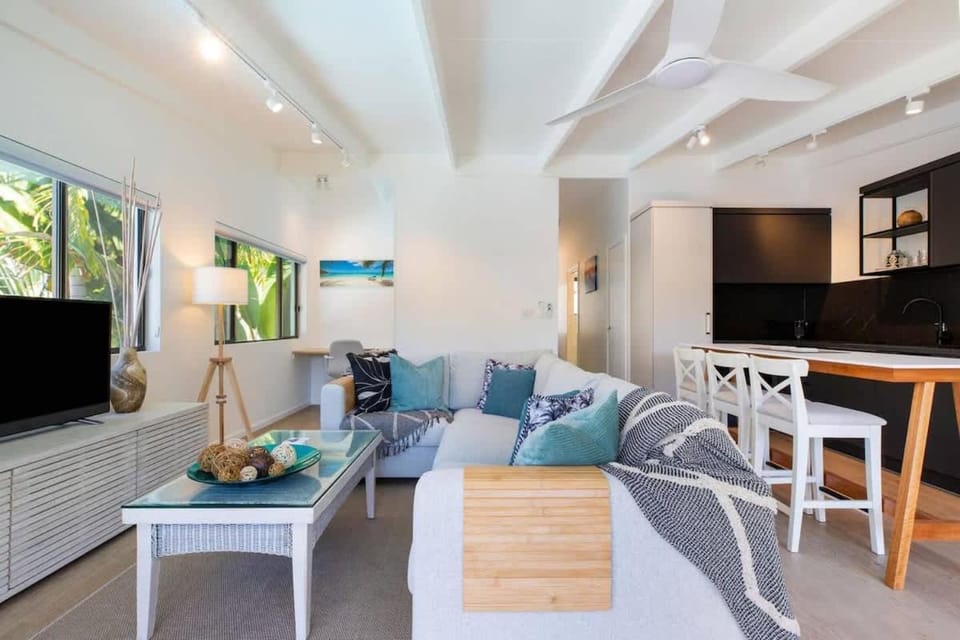 Beach Retreat Chic: Poolside on the Esplanade Apartment in Port Douglas