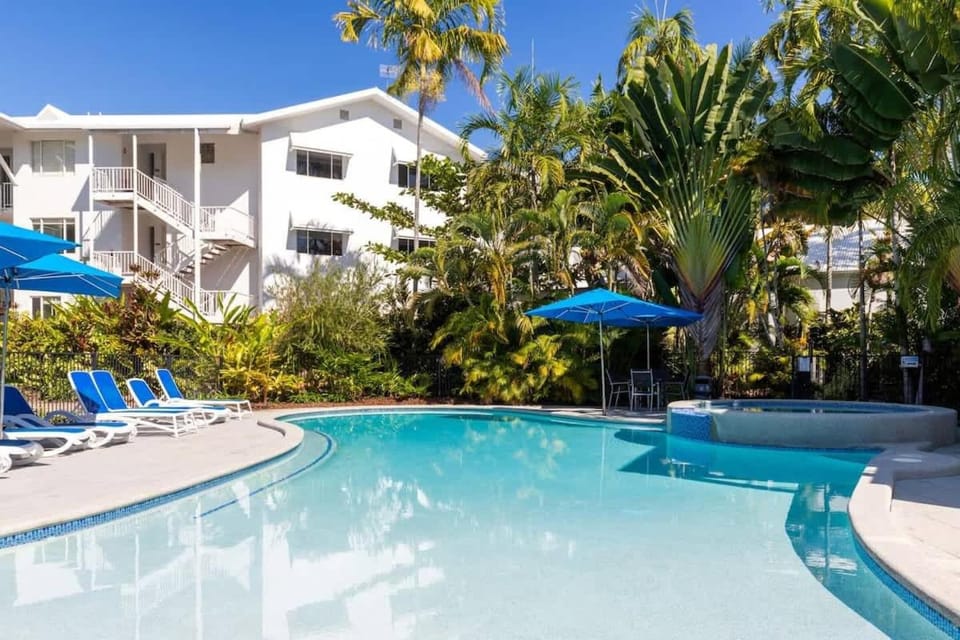 Beach Retreat Chic: Poolside on the Esplanade Apartment in Port Douglas