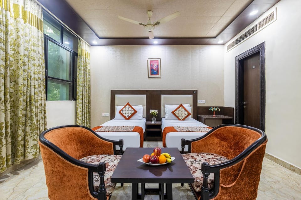 Living room, Food and drinks, Seating area, Dining area, Food