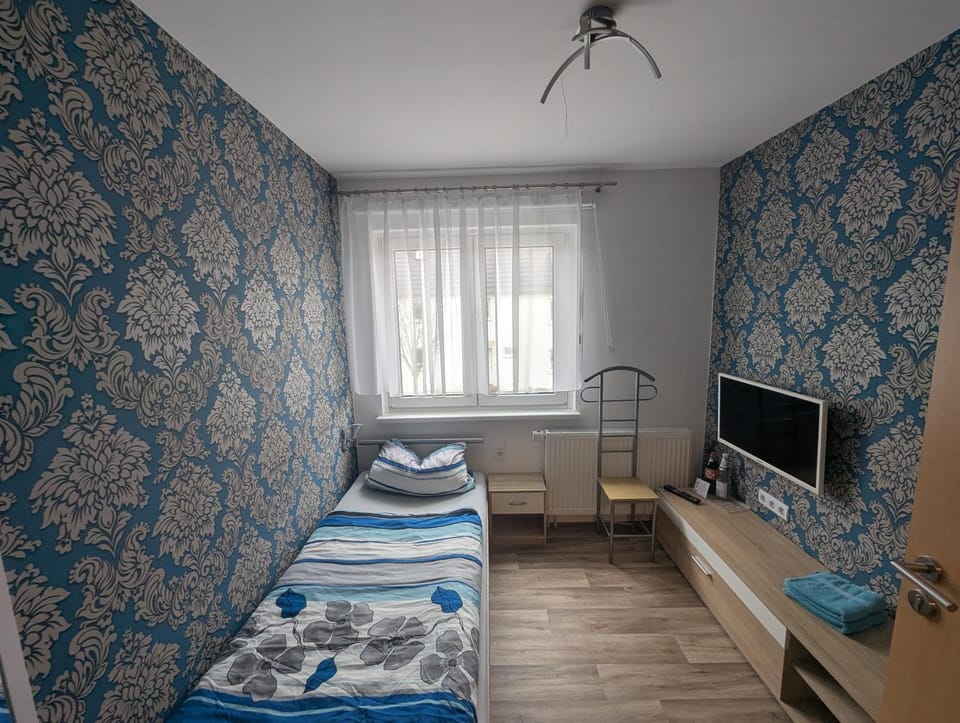 Bed, Photo of the whole room, towels