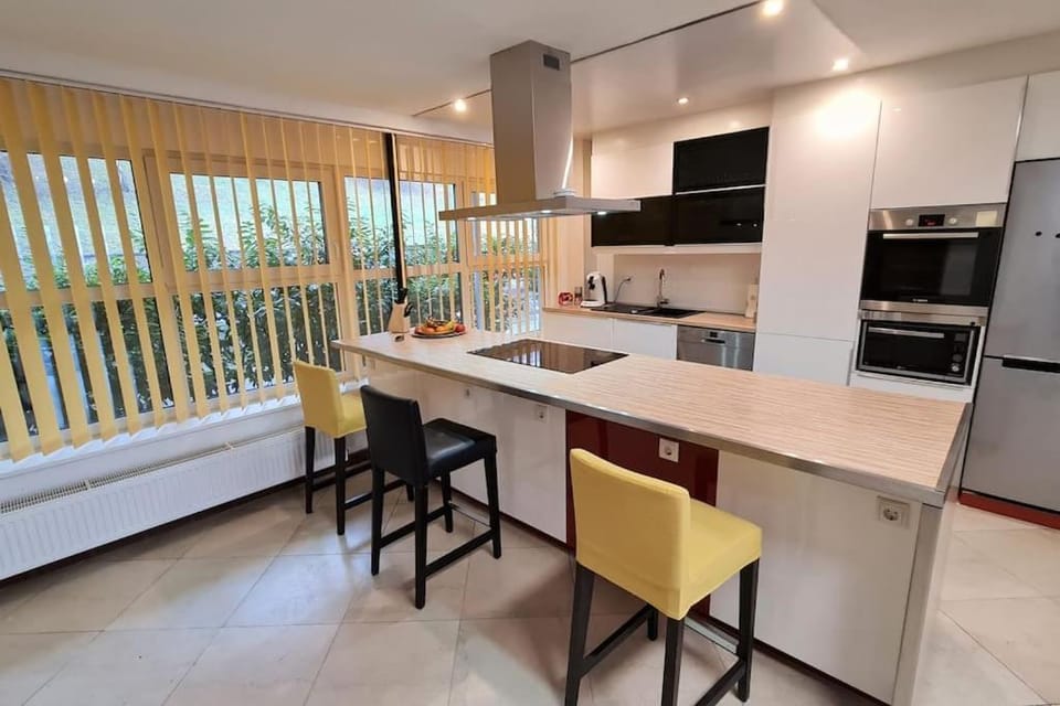 2,5 Zi Wohnung 80 qm, ggü Uni ENC - Hubi Apartment in Siegen