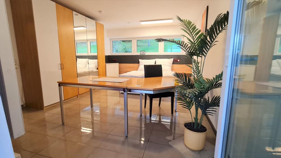 2,5 Zi Wohnung 100 qm, ggü Uni ENC - Hubi Apartment in Siegen