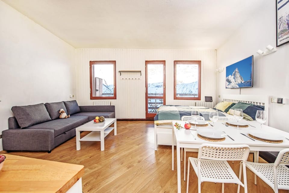 TV and multimedia, Living room, Seating area, Dining area