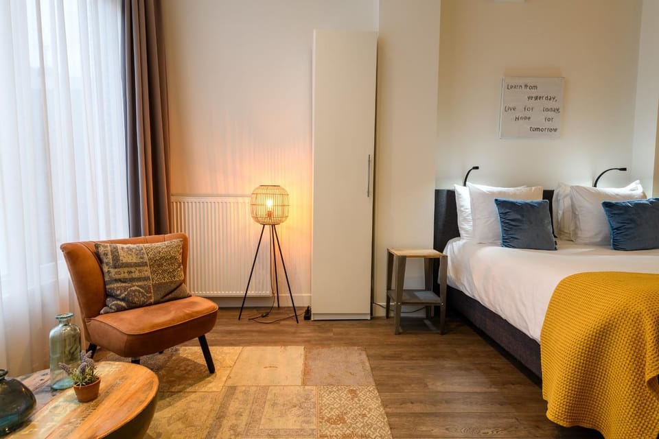 Bed, Decorative detail, Seating area, wardrobe