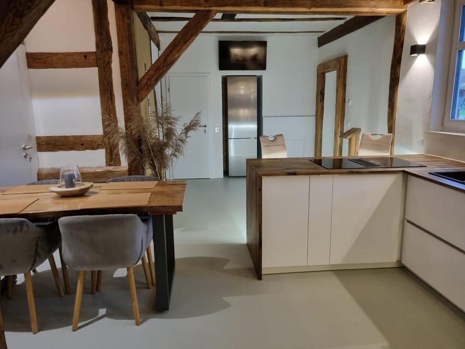 Kitchen or kitchenette, Dining area