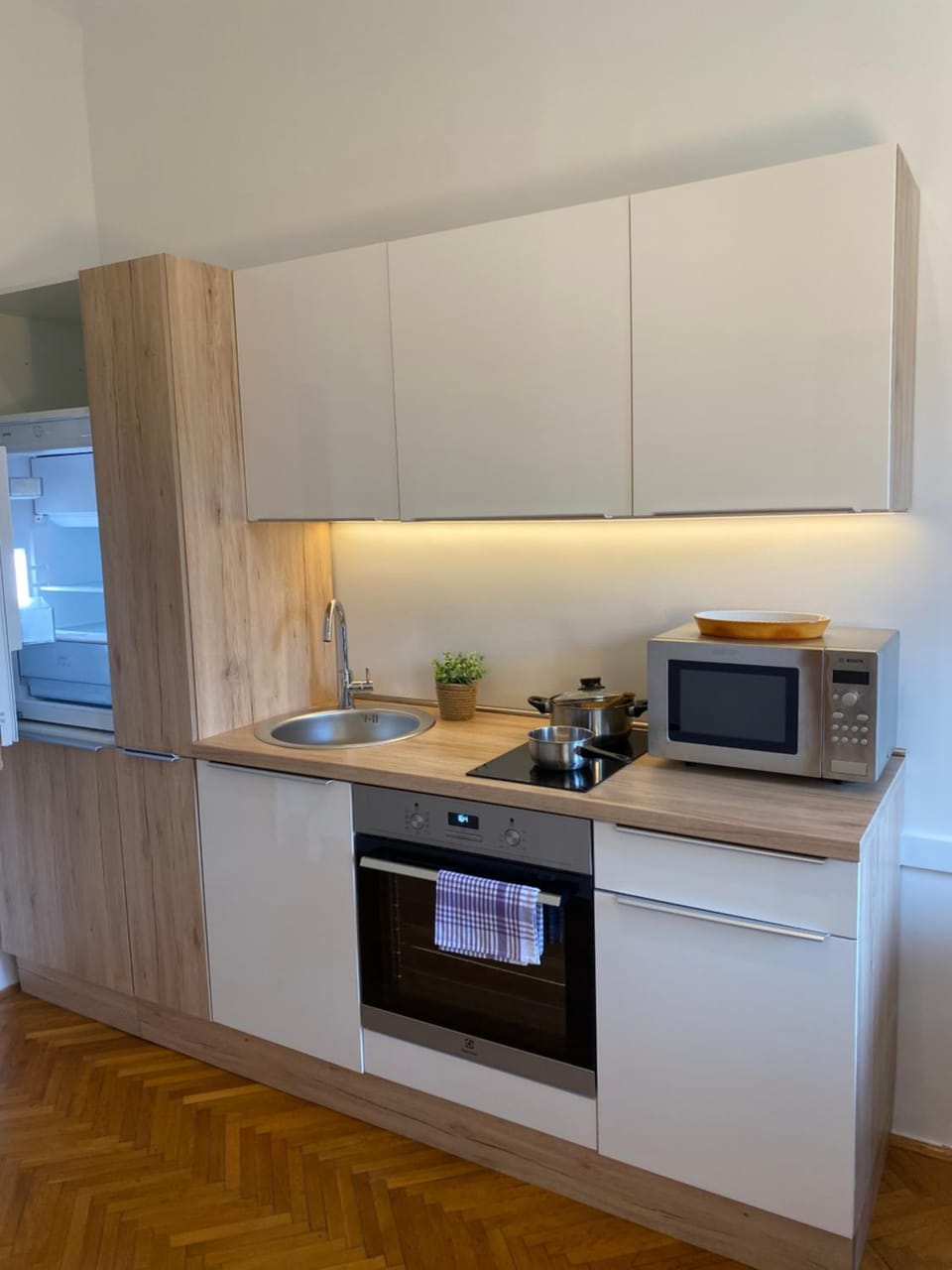 Coffee/tea facilities, Kitchen or kitchenette, microwave, oven, stove