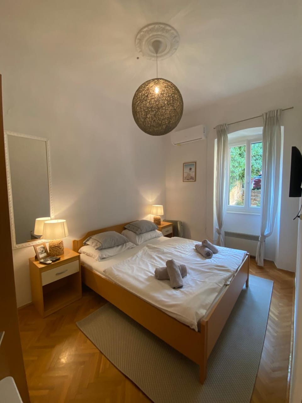 Bed, TV and multimedia, Bedroom, towels, air conditioner