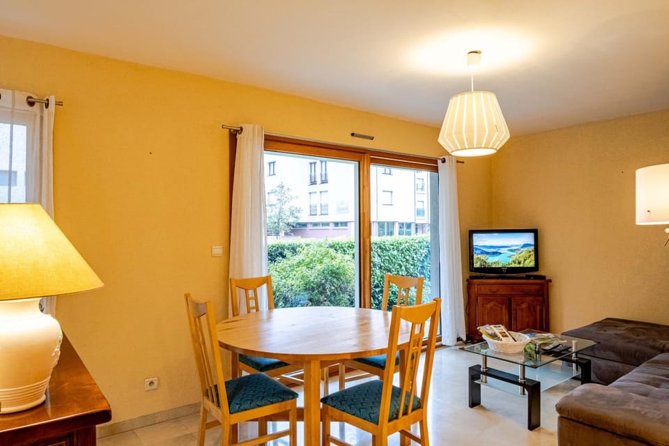 Communal lounge/ TV room, TV and multimedia, Dining area