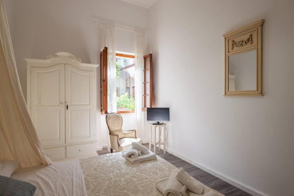 Bed, TV and multimedia, Photo of the whole room, Bedroom, towels