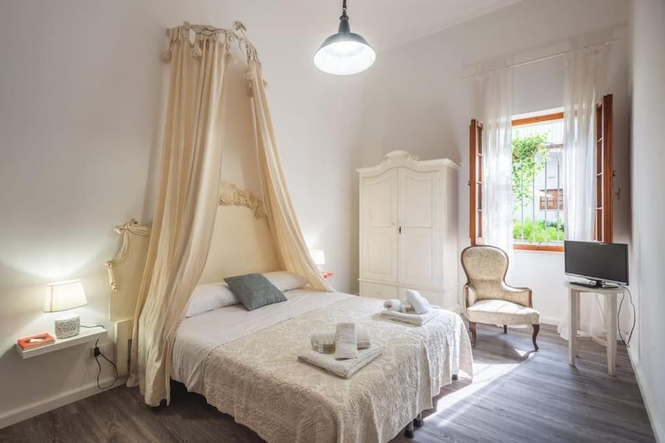 Bed, TV and multimedia, Photo of the whole room, Bedroom, towels