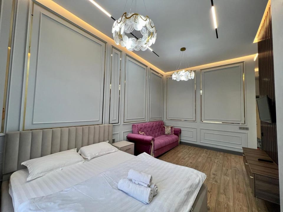 Bed, Photo of the whole room, Seating area, Bedroom