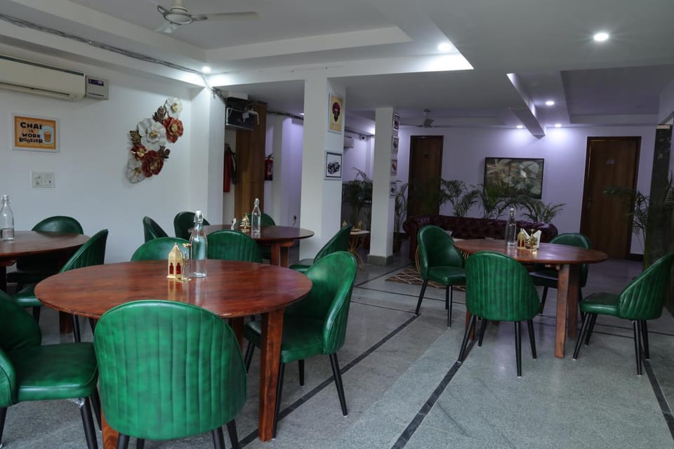 Restaurant/places to eat, Restaurant/places to eat, Living room, Banquet/Function facilities, Seating area