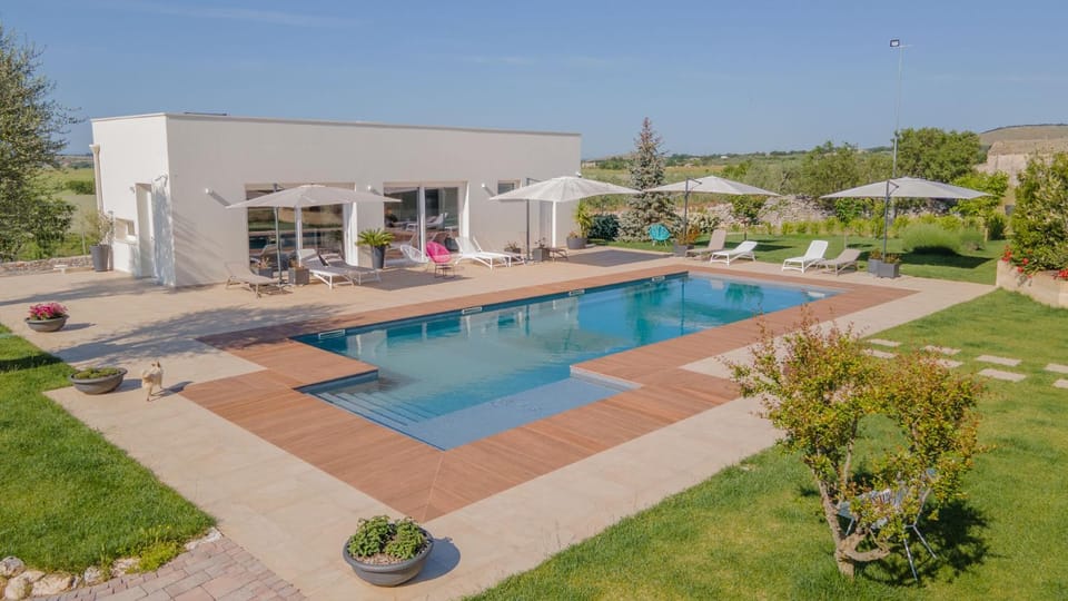 Property building, Day, Garden, Garden view, Pool view, Swimming pool, Swimming pool, sunbed