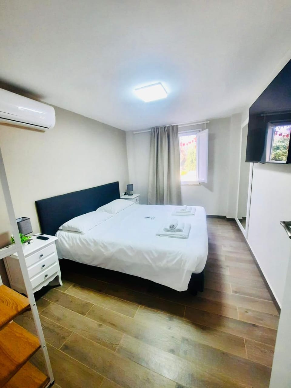 Bed, TV and multimedia, Photo of the whole room, Bedroom, air conditioner