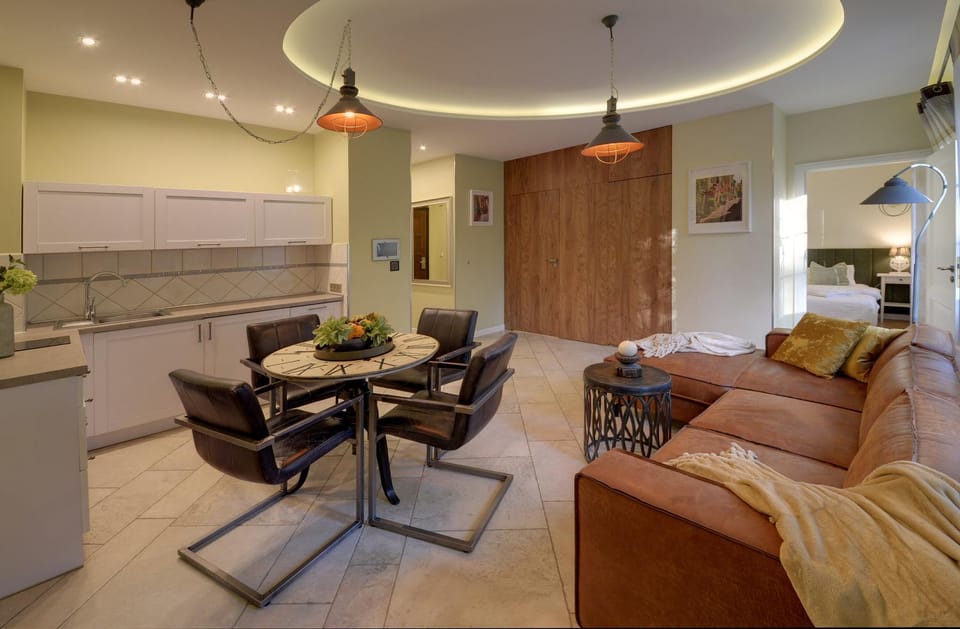 Kitchen or kitchenette, Living room, Seating area, Dining area