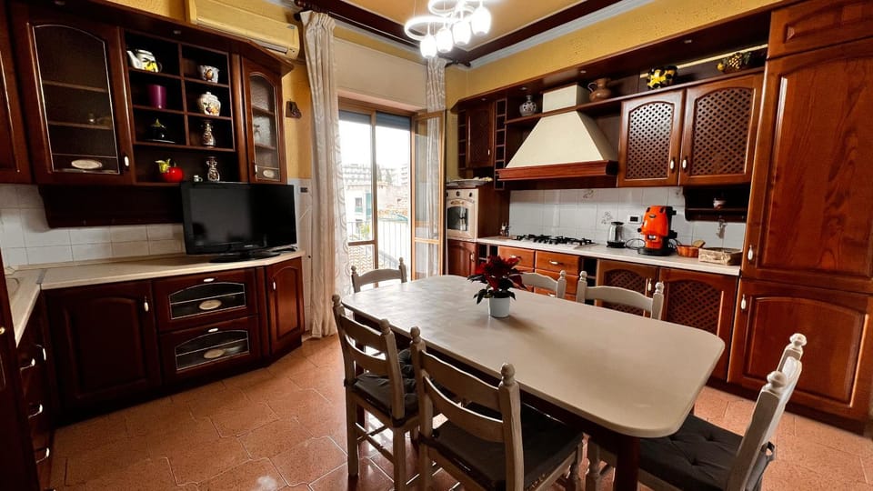 Kitchen or kitchenette, Dining area, oven, stove