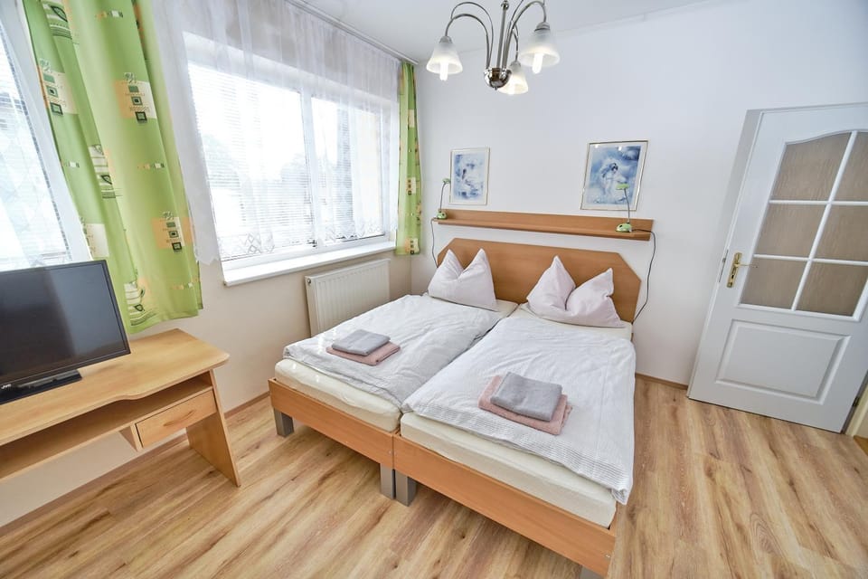 Bed, TV and multimedia, Photo of the whole room, Bedroom, towels