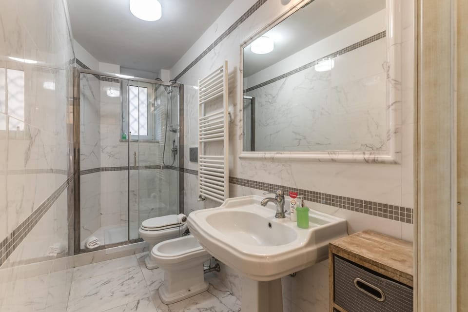 Shower, Toilet, Bathroom, towels